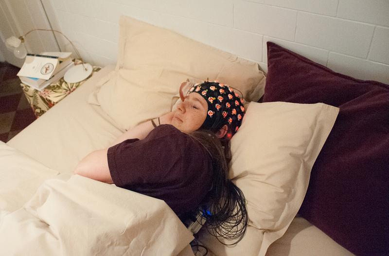 Probandin beim Schlafen in gewohnter Umgebung. Aus der Messung der Hirnströme leiten die Forschenden das persönliche Schlafprofil ab.