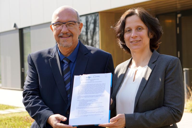 Dr. Guy de Capdeville, Embrapa und Prof. Barbara Sturm, Leibniz ATB, mit der Kooperationsvereinbarung (MoU). 