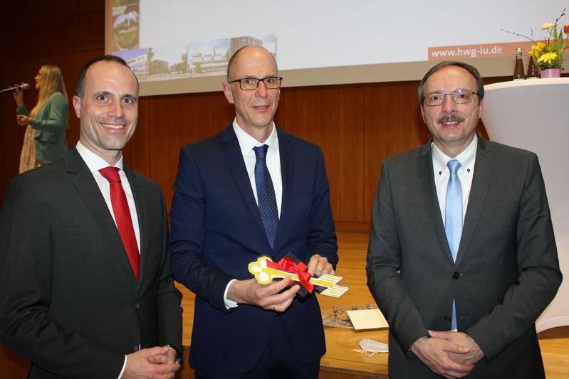 v.l.: Der rheinland-pfälzische Wissenschaftsminister Clemens Hoch, Präsident Prof. Dr. Gunther Piller und sein Amtsvorgänger Prof. Dr. Peter Mudra bei der symbolischen Übergabe des Hochschulschlüssels