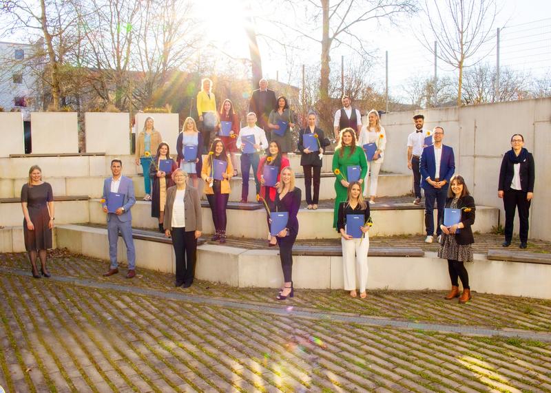 Die Schüler der Klasse „Ohana“ starten nach ihrem Examen voller Freude ins Berufsleben.