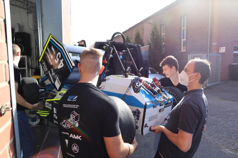 Teamarbeit ist gefragt in der Motorsportgruppe der Hochschule