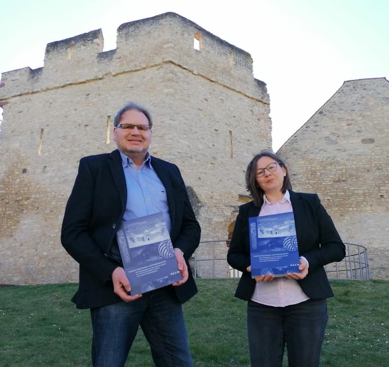 Die Herausgeber Lutz Grunwald (RGZM) und Matylda Gierszewska-Noszczyńska (Forschungsstelle Kaiserpfalz) in Ingelheim.