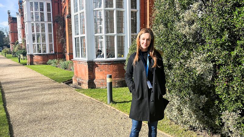 Dr. Katharina Bothe in front of the building of Newnham College in Cambridge.