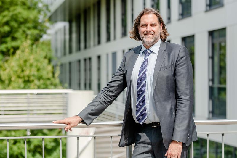 Andreas Löschel wird mit dem höchstdotierten deutschen Forschungspreis in Wirtschaftswissenschaft ausgezeichnet.