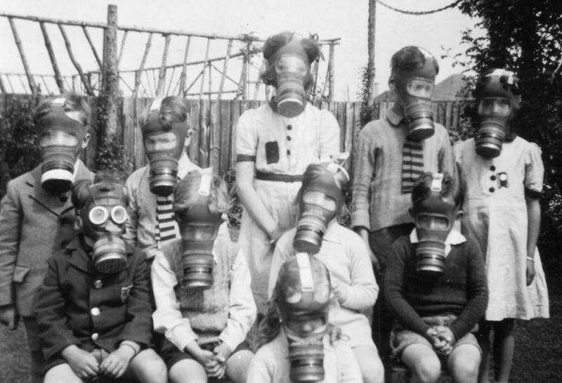 Zweiter Weltkrieg: Englische Kinder bei einer Gasmaskenübung. 