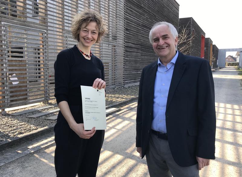 Hans-Joachim Pieper, Rektor der Alanus Hochschule für Kunst und Gesellschaft, hat Tessa Knapp zur Professorin für Installation, Medien und Performance im Fachbereich Bildende Kunst ernannt. 