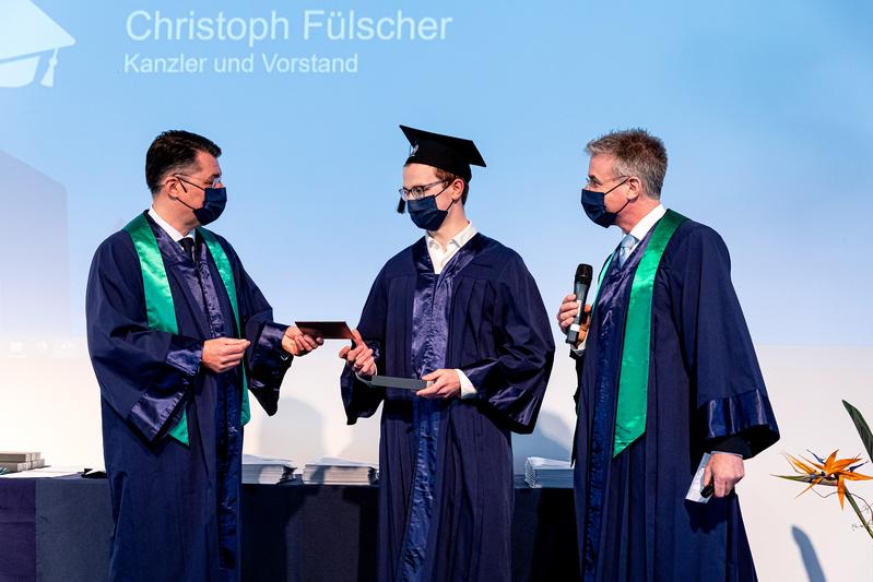 Prof. Dr. Stefan Wiedmann, Präsident und Vorstand, (rechts) sowie Christoph Fülscher, Kanzler und Vorstand der NORDAKADEMIE, (links) bei der Auszeichnung der Jahrgangsbesten