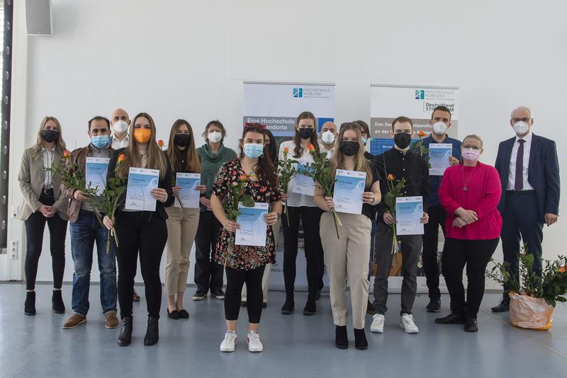 Die Stipendiatinnen und Stipendiaten mit den Förderern sowie mit Prof. Dr. Karl Stoffel, dem Präsidenten der Hochschule Koblenz, auf der rechten Seite 