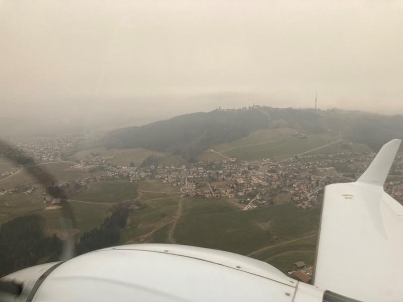 Blick vom Forschungsflugzeug auf das Meteorologische Observatorium am Hohenpeißenberg des DWD, durch Saharastaub getrübt.