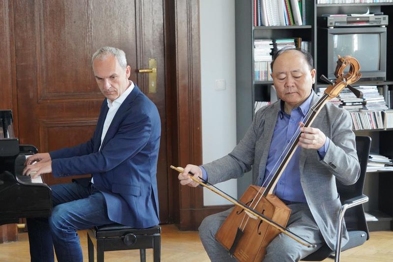 HMTM-Präsident Prof. Dr. Redmann mit Prof. Purevkhuu Tsogbadrakh aus Ulan Bator