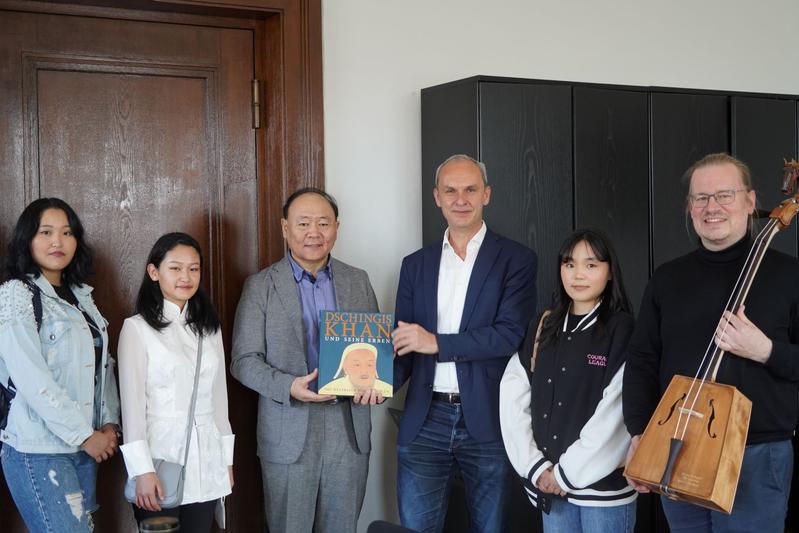 Große Freude über die erneute Förderung: Studierende aus der Mongolei mit Prof. Tsogbadrakh, Prof. Dr. Redmann und Prof. Bellheim (v.l.)