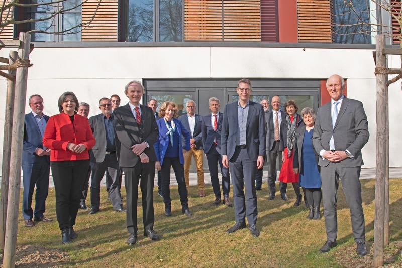 Wissenschaftsminister Markus Blume (1. Reihe 2. v.r.) im Kreis der Präsidentinnen und Präsidenten der bayerischen Hochschulen (HAW) an der Katholische Stiftungshochschule München. (Bild: KSH München)