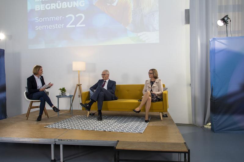 Von links: Moderatorin Jennifer de Luca begrüßte gemeinsam mit dem neuen Präsidenten der Hochschule Koblenz, Prof. Dr. Karl Stoffel, und mit der Kanzlerin, Dr. Fabienne Köller-Marek, die Erstsemesterstudierenden am RheinMoselCampus