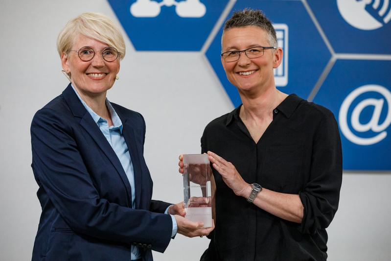 Prof. Dr. Norina Lauer (li.) und Prof. Dr. Sabine Corsten freuen sich über den Publikumspreis beim Digitalen Gesundheitspreis 2002.