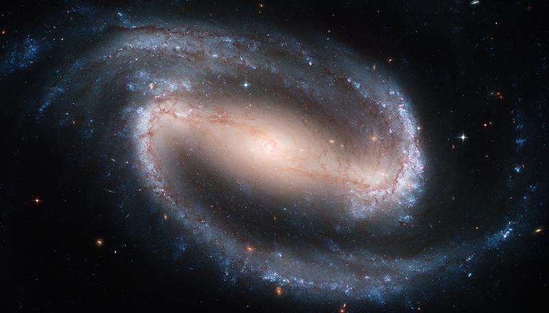 Die Balkenspiralgalaxie NGC 1300, die als Prototyp einer Balkenspiralgalaxie gilt. 