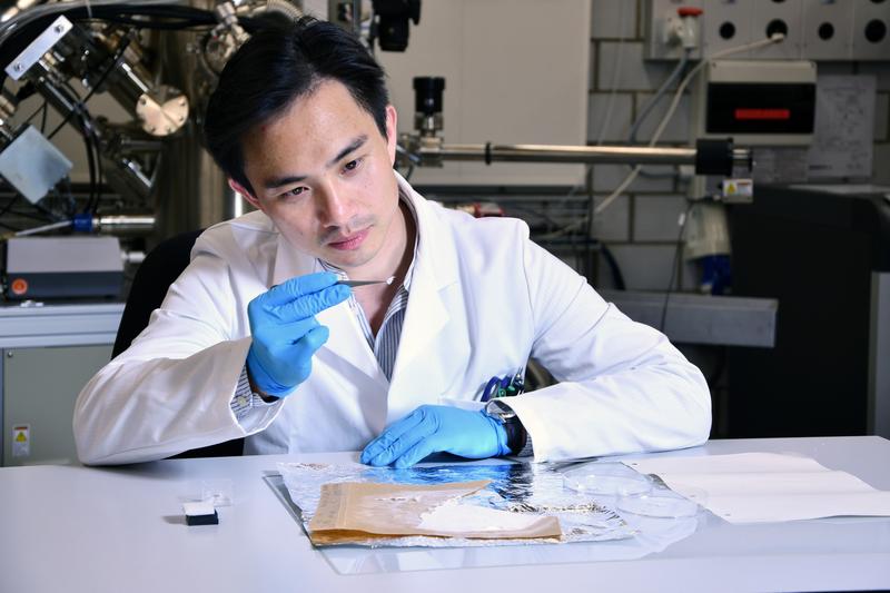 Empa researcher Fei Pan is working on a membrane made of nanofibers that releases medication only when the material heats up. Such a membrane could, for example, become active in a bandage as soon as an inflammation starts. 