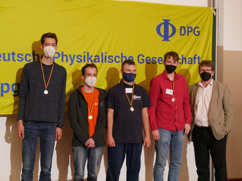 Die Sieger des Studierendenwettbewerbs DOPPLERS (v.l.n.r.: Christian Schmidt, Markus Zetto, Johannes Kerstan, Maximilian Kotz sowie DPG-Präsident Lutz Schröter)