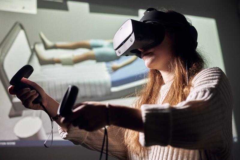 VR-Brille und Controller ermöglichen das Training in digitaler Umgebung.