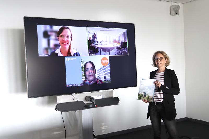 In einer hybriden Sitzung der Präsidiumskommission Forschung gratulierte Prof.in Dr.in Eike Quilling den Preisträgerinnen. Nina Peterwerth (links oben) und Tamara Schloemer (links unten) waren über ein Videokonferenztool zugeschaltet.