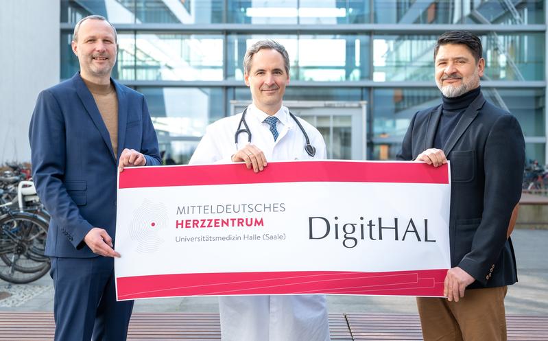 Prof. Dr. Patrick Jahn und Prof. Dr. Daniel Sedding von der Universitätsmedizin Halle leiten das Projekt "DigitHAL". Die Firma von Dr. Hasan Bushnaq stellt die zugrundeliegende Software bereit (v.l.).