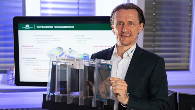 Prof. Dr. Thomas von Unwerth and his team at Chemnitz University of Technology are further developing the hydrogen fuel cell.