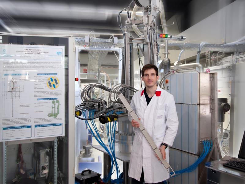 Dr. Tobias Chemnitz an der Testanlage für die Mo-99-Produktion am FRM II auf dem Forschungscampus Garching.