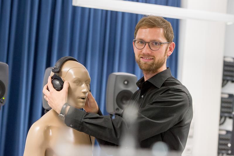 Kai Siedenburg arbeitet an Methoden, um die Übermittlung von Musik durch Hörhilfen zu verbessern.