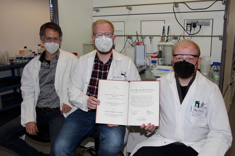  Prof. Dr. Rainer Ostermann, Johannes Limberg und Felix Leven (von links nach rechts) von der Hochschulabteilung Recklinghausen erhielten den Dres.-Volker- und-Elke-Münch-Preis für eine „zukunftsweisende Erfindung auf dem Gebiet der Chemie“.