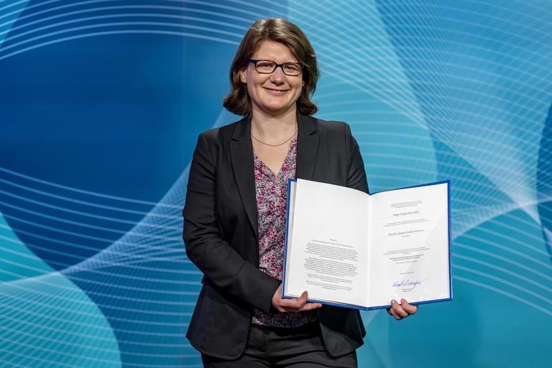 Stolze Preisträgerin: Dr. Jessica Schwarz, Leiterin der Forschungsgruppe „Human Factors Analysis" am Fraunhofer FKIE.
