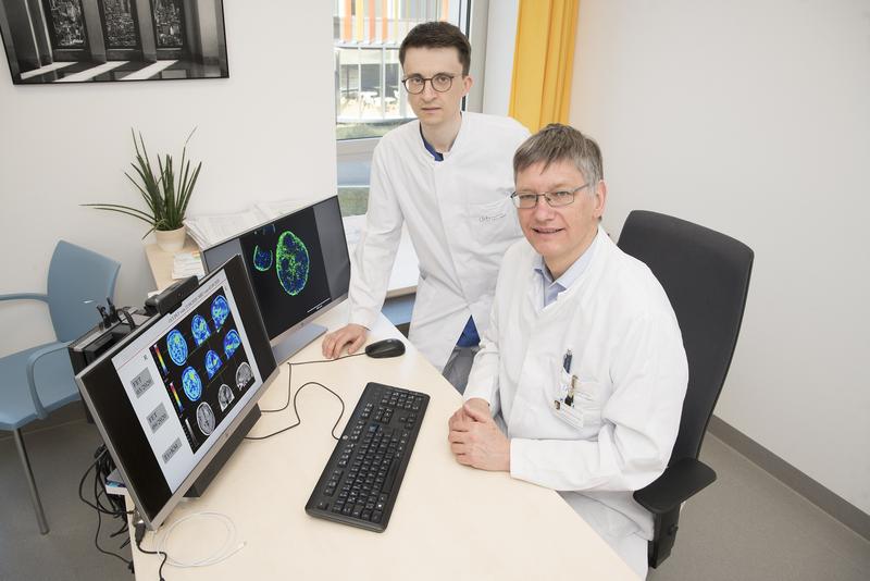 (v.l.) Dr. Matthias Schneider und Prof. Ulrich Herrlinger diskutieren MRT- und PET-Bilder eines Glioblastom-Patienten