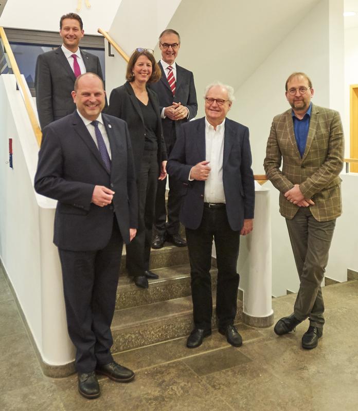 Alexander Hetjes (OB Bad Homburg, v.l.), Thorsten Schorr (stellv. LR Hochtaunuskreis), Dr. Albrecht Graf von Kalnein (Reimers Stiftung), Iris Helene Koban (Gf. Forschungsk., Prof. Lutz-Bachmann (Dir. Forschungsk.), Unipräsident Prof. Enrico Schleiff.