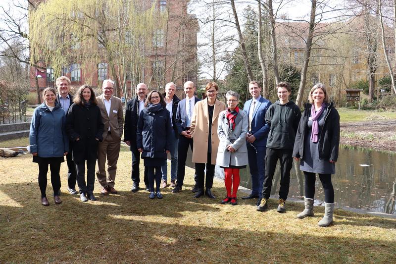 Bundesbildungsministerin Bettina Stark-Watzinger tauschte sich bei einem Besuch mit der Hochschulleitung und weiteren Mitgliedern der HNEE aus.