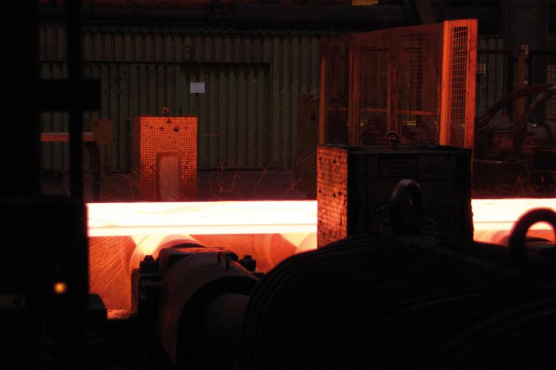Einsatz in der industriellen Produktion: THz-Sensoren überwachen die Breite von Stahlbrammen im laufenden Produktionsprozess (Foto bei Salzgitter Flachstahl GmbH).