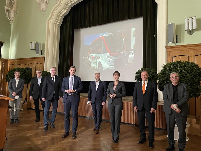 Die Shuttle-Modellregion Oberfranken geht in die zweite Runde: Vertreter:innen aus Politik und Wirtschaft stellten in Bad Steben vor, wie es im zweiten Teil des Projekts weitergeht. 