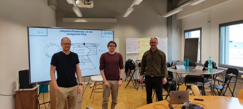 Sven Forte, Sebastian Weber und Daniel Kerpen im Design Thinking Tank am Campus Zweibrücken der HSKL. (Foto: Wiegand)
