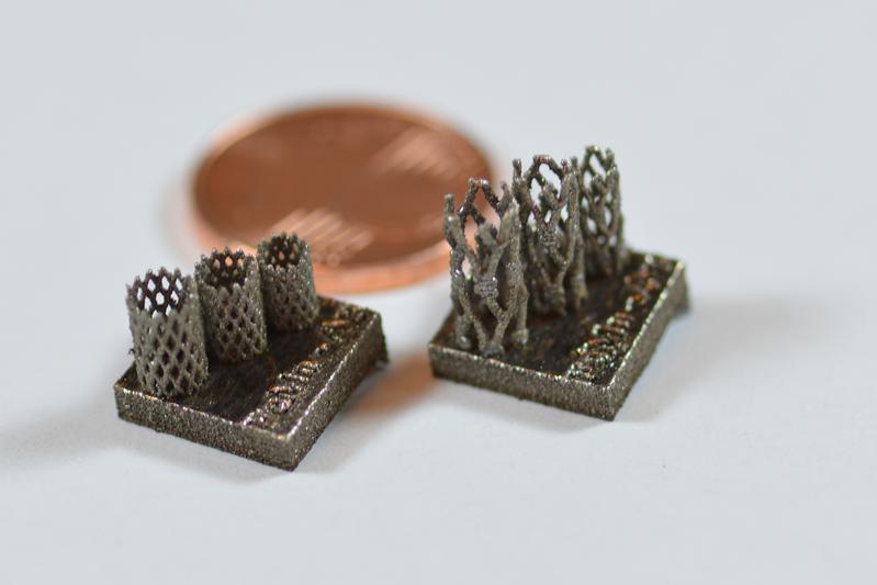 Prototypen eines vom Lehrstuhl Werkstoffkunde mittels LPBF gefertigten Stents aus einem Eisen-Mangan-Silber-Mischmaterial im Vergleich zu einer 1-Cent-Münze. 