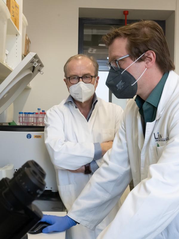 The Bonn University's researchers Prof. Dr. Waldemar Kolanus (left) and Dr. Stefan Weise from the LIMES Institute