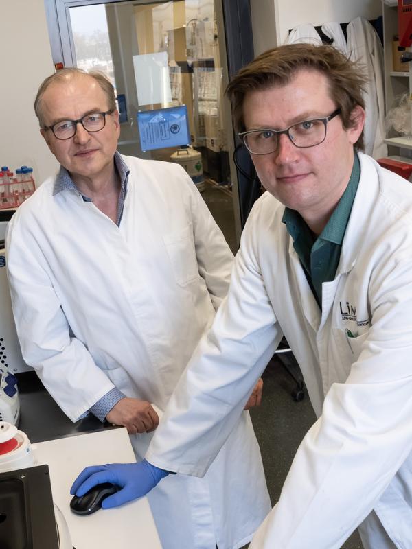 The Bonn University's researchers Prof. Dr. Waldemar Kolanus (left) and Dr. Stefan Weise from the LIMES Institute