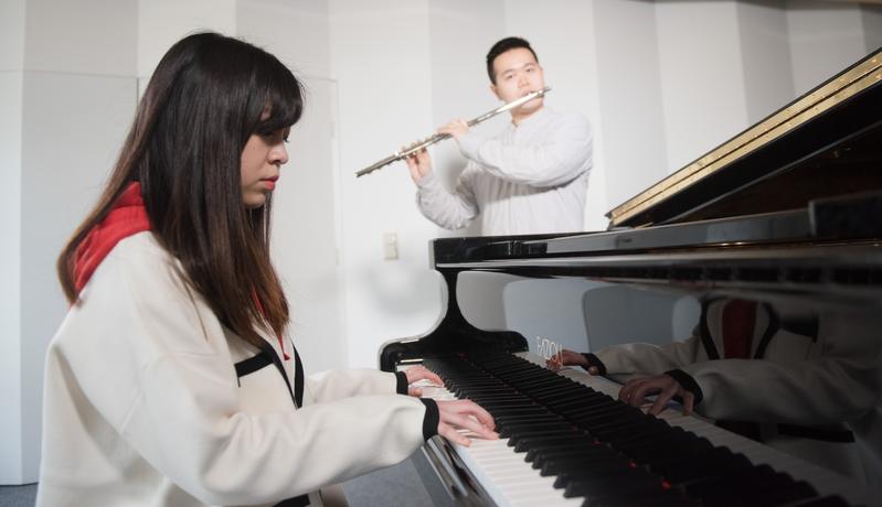Studierende der Instrumental- und Gesangspädagogik musizieren im Konzertsaal der BTU.