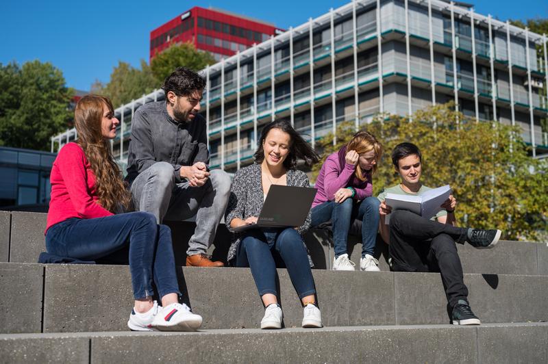 Studierende vor den Informatik-Gebäuden der Universität des Saarlandes