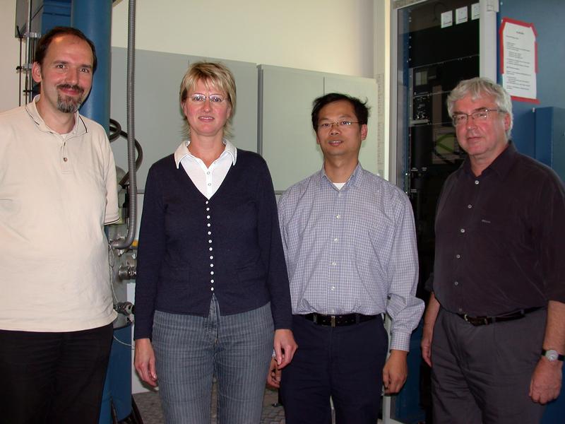 "Arbeiten erfolgreich zusammen: Dr. Minzhi Wu mit seinen ehemaligen Kollegen am IPHT (v.l.n.r.) Dr.Tobias Habisreuther, Doris Litzkendorf und Prof. Dr.Wolfgang Gawalek."