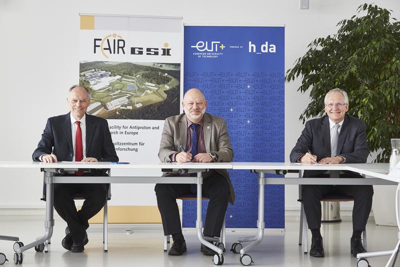 Von links nach rechts: Prof. Dr. Paolo Giubellino, Wissenschaftlicher Geschäftsführer von GSI und FAIR, Prof. Dr. Arnd Steinmetz, Präsident der h_da und Joerg Blaurock, Technischer Geschäftsführer von GSI und FAIR.