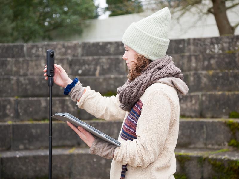 Katharina Pilar von Pilchau bei der Arbeit mit der 360° Kamera. Sie ermöglicht Aufnahmen aus verschiedenen Perspektiven.