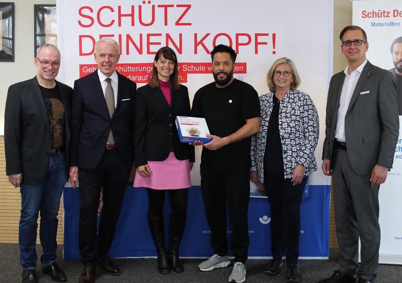 v.l.: Dr. Axel Gänsslen, Michael May, Dr. Emanuela Bernsmann, Adel Tawil, Helga Lüngen, Stephan Siefken stellen das Pilotprojekt "Schütz Deinen Kopf - Unterrichtsbox" in Oldenburg vor