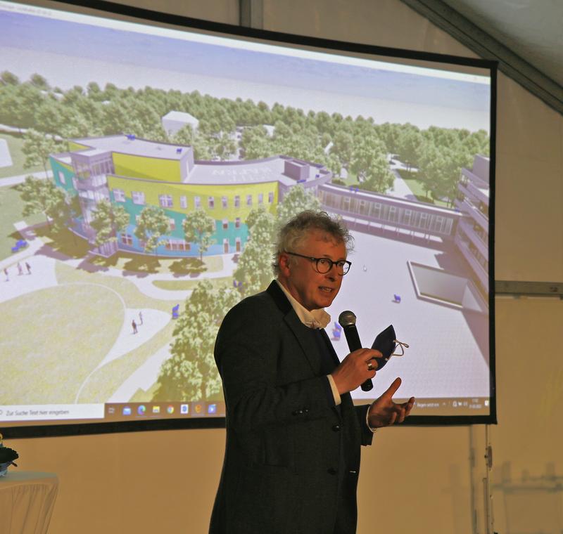 Richtfest LichtHafen: Prof. Dr. Boris Zernikow erläutert die Architektur und Gestaltung des LichtHafens anhand einer 3D- Animation.
