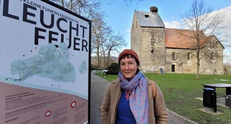 Sandra Holzinger gestaltete das Branding Design für Leuchtfeuer – vom Logo bis zu den Stelen-Tafeln.