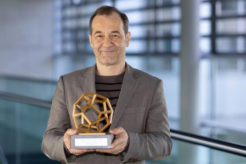 Der Sieger des Thüringer Forschungspreises in der Kategorie „Grundlagenforschung“, Prof. Thomas Hannappel, Leiter des Fachgebiets Grundlagen von Energiematerialien