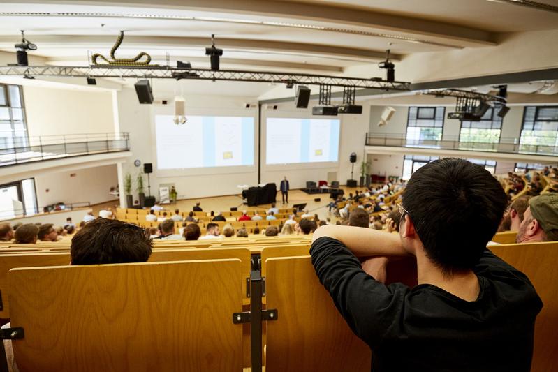 „Zurück auf den Campus“ heißt es ab dem Sommersemester 2022. Die überwiegende Anzahl der Lehrveranstaltungen soll dann wieder in Präsenz stattfinden. (Foto: Magali Hauser, KIT)