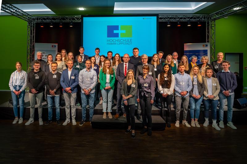 Gruppenfoto bei der Stipendienfeier 2022 am Campus Hamm