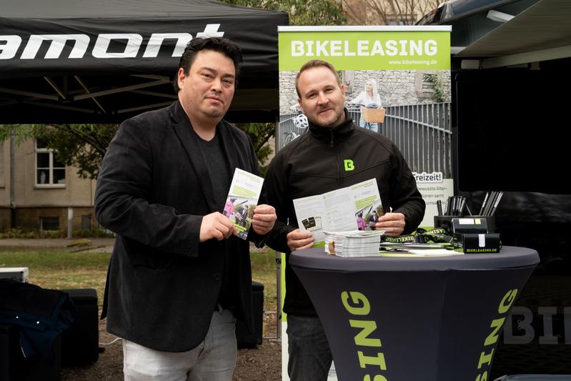 Frank Ohi (l.), Kaufmännischer Vorstand, hat mit Sascha Leibecke, Vertrieb Bikeleasing.de, einen Partner für das Dienstrad-Leasing für Mitarbeitende am Universitätsklinikum Dresden gefunden. 